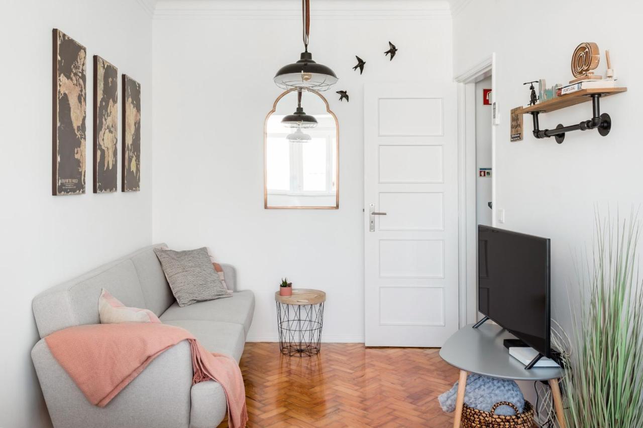 Stroll To Coffee Shops Near A Renovated Hillside Apartment In Graca Lizbona Zewnętrze zdjęcie